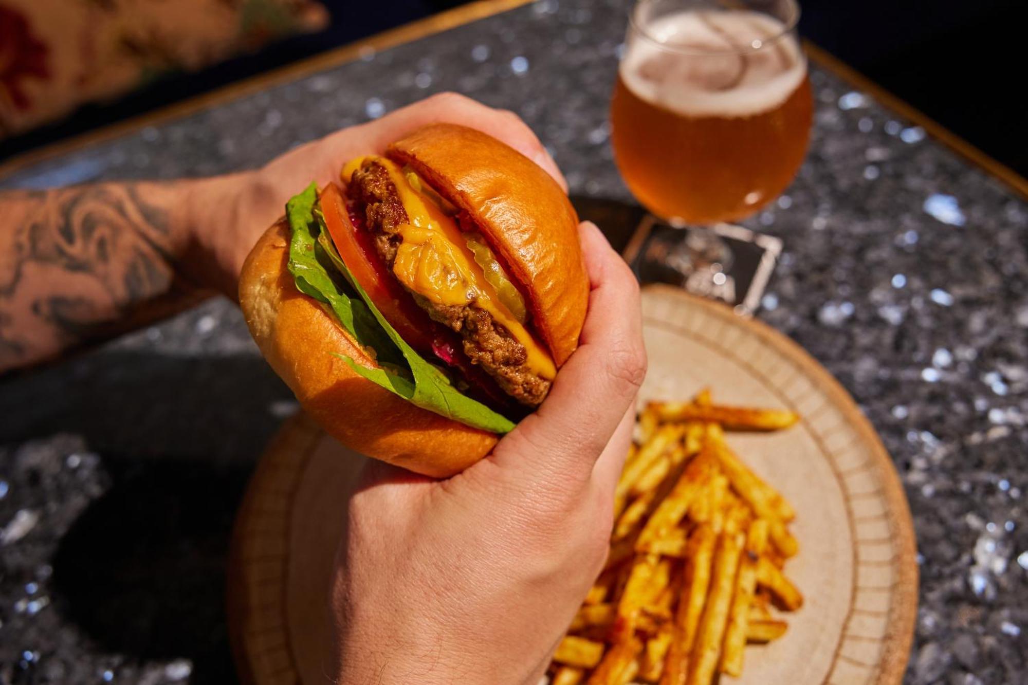 Ovolo The Valley Brisbane Exterior foto A cheeseburger with fries